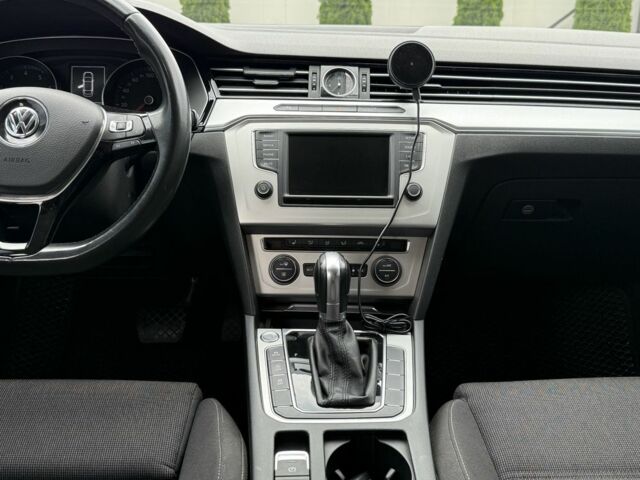 Белый Фольксваген Пассат, объемом двигателя 0 л и пробегом 173 тыс. км за 17999 $, фото 17 на Automoto.ua