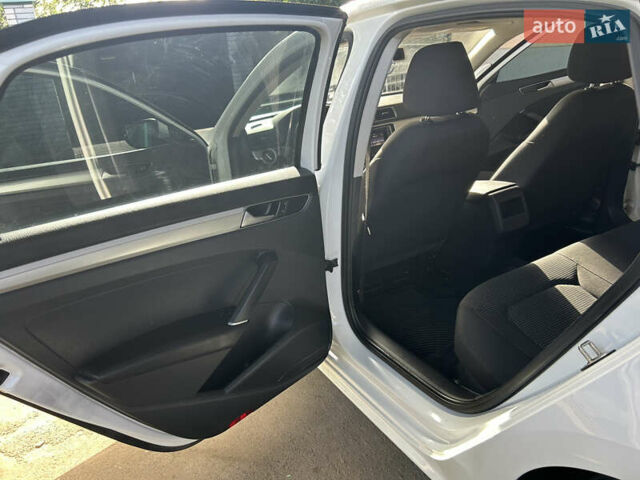 Белый Фольксваген Пассат, объемом двигателя 1.8 л и пробегом 165 тыс. км за 12800 $, фото 14 на Automoto.ua