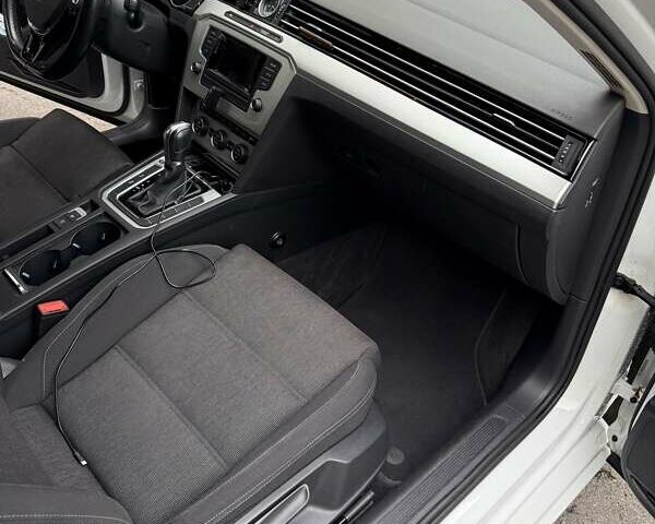 Белый Фольксваген Пассат, объемом двигателя 1.8 л и пробегом 142 тыс. км за 16690 $, фото 16 на Automoto.ua