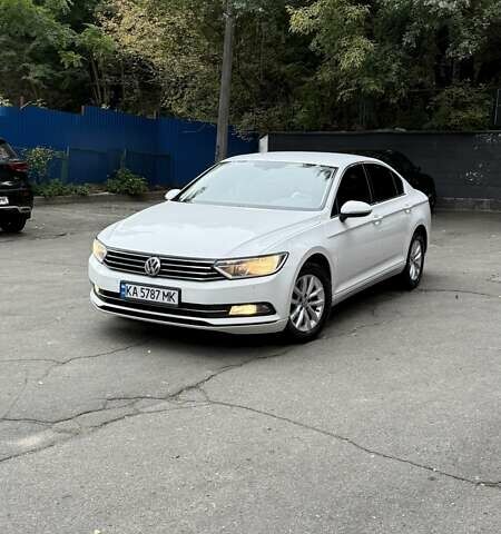 Белый Фольксваген Пассат, объемом двигателя 1.8 л и пробегом 142 тыс. км за 16690 $, фото 1 на Automoto.ua