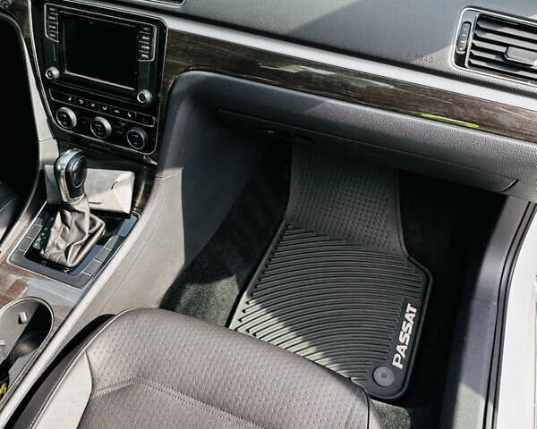 Белый Фольксваген Пассат, объемом двигателя 1.8 л и пробегом 161 тыс. км за 13300 $, фото 6 на Automoto.ua