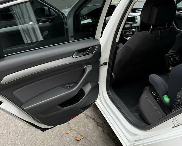 Белый Фольксваген Пассат, объемом двигателя 1.8 л и пробегом 142 тыс. км за 16690 $, фото 23 на Automoto.ua