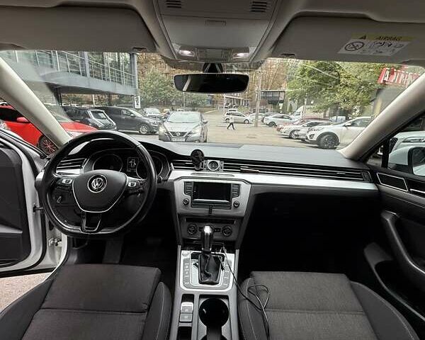 Белый Фольксваген Пассат, объемом двигателя 1.8 л и пробегом 142 тыс. км за 16690 $, фото 25 на Automoto.ua