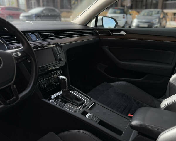 Белый Фольксваген Пассат, объемом двигателя 1.8 л и пробегом 126 тыс. км за 17000 $, фото 15 на Automoto.ua