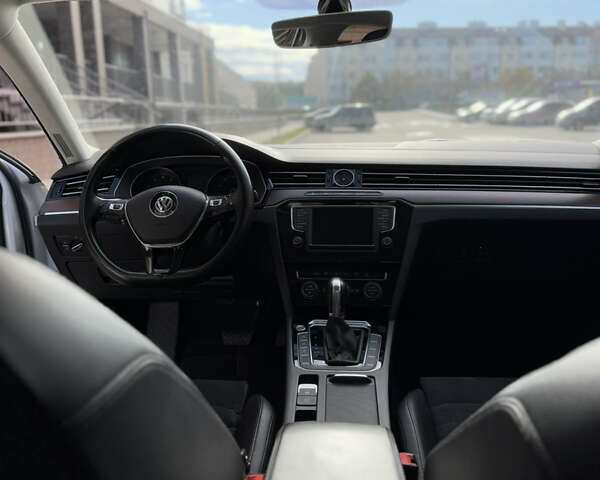 Белый Фольксваген Пассат, объемом двигателя 1.8 л и пробегом 126 тыс. км за 17000 $, фото 30 на Automoto.ua