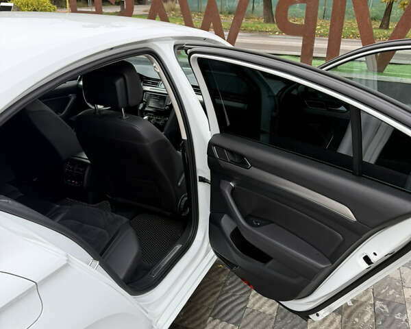 Белый Фольксваген Пассат, объемом двигателя 1.97 л и пробегом 219 тыс. км за 19300 $, фото 4 на Automoto.ua