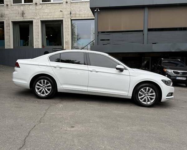 Белый Фольксваген Пассат, объемом двигателя 1.8 л и пробегом 142 тыс. км за 16690 $, фото 4 на Automoto.ua