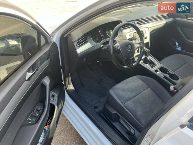 Фольксваген Пассат 2016 в Киеве на Automoto.ua Белый Фольксваген Пассат, объемом двигателя 1.97 л и пробегом 280 тыс. км за 14200 $, фото 13 на Automoto.ua