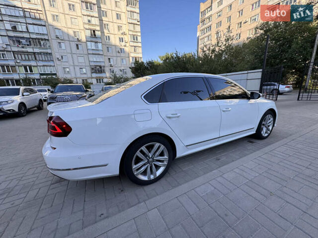 Белый Фольксваген Пассат, объемом двигателя 1.8 л и пробегом 170 тыс. км за 17000 $, фото 12 на Automoto.ua
