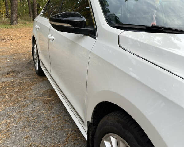 Фольксваген Пассат 2016 в Киеве на Automoto.ua Белый Фольксваген Пассат, объемом двигателя 1.8 л и пробегом 160 тыс. км за 11000 $, фото 3 на Automoto.ua