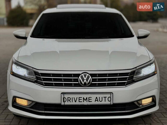 Белый Фольксваген Пассат, объемом двигателя 1.8 л и пробегом 165 тыс. км за 12299 $, фото 1 на Automoto.ua