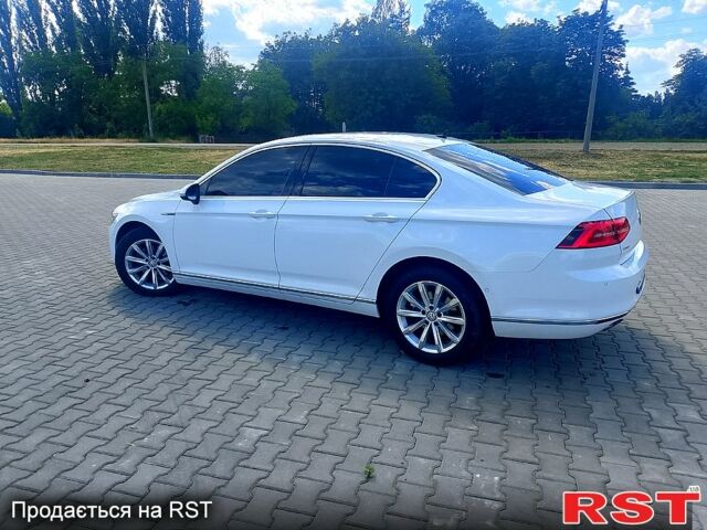 Белый Фольксваген Пассат, объемом двигателя 2 л и пробегом 301 тыс. км за 18500 $, фото 1 на Automoto.ua