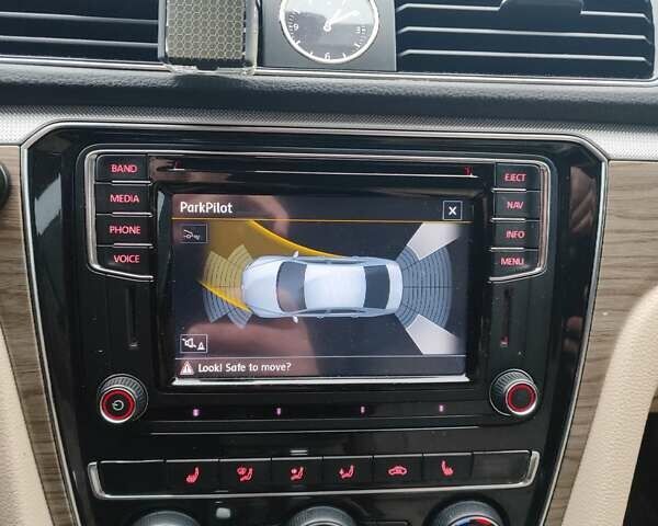 Белый Фольксваген Пассат, объемом двигателя 1.8 л и пробегом 182 тыс. км за 13500 $, фото 12 на Automoto.ua