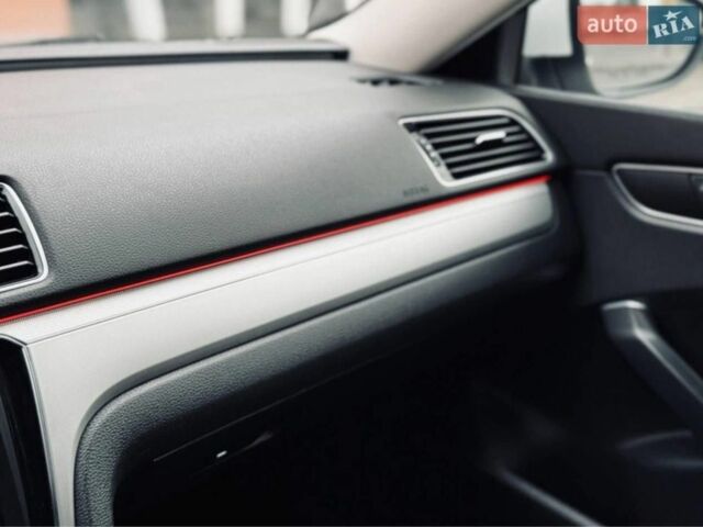 Белый Фольксваген Пассат, объемом двигателя 1.8 л и пробегом 224 тыс. км за 10000 $, фото 7 на Automoto.ua