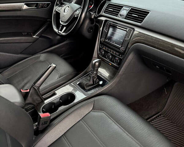 Белый Фольксваген Пассат, объемом двигателя 1.8 л и пробегом 165 тыс. км за 12299 $, фото 24 на Automoto.ua