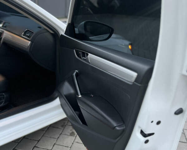 Белый Фольксваген Пассат, объемом двигателя 1.8 л и пробегом 137 тыс. км за 11900 $, фото 25 на Automoto.ua