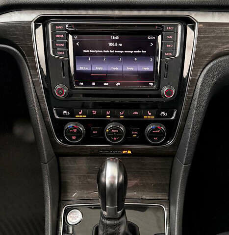 Белый Фольксваген Пассат, объемом двигателя 1.8 л и пробегом 165 тыс. км за 12299 $, фото 25 на Automoto.ua