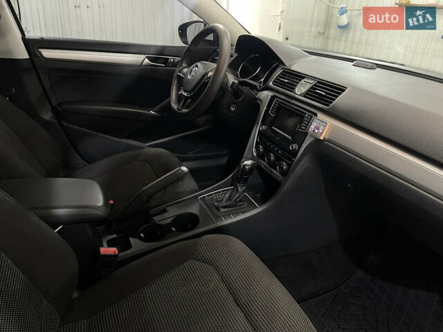 Белый Фольксваген Пассат, объемом двигателя 1.8 л и пробегом 238 тыс. км за 12500 $, фото 6 на Automoto.ua