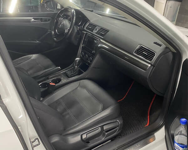 Белый Фольксваген Пассат, объемом двигателя 1.8 л и пробегом 207 тыс. км за 12500 $, фото 5 на Automoto.ua