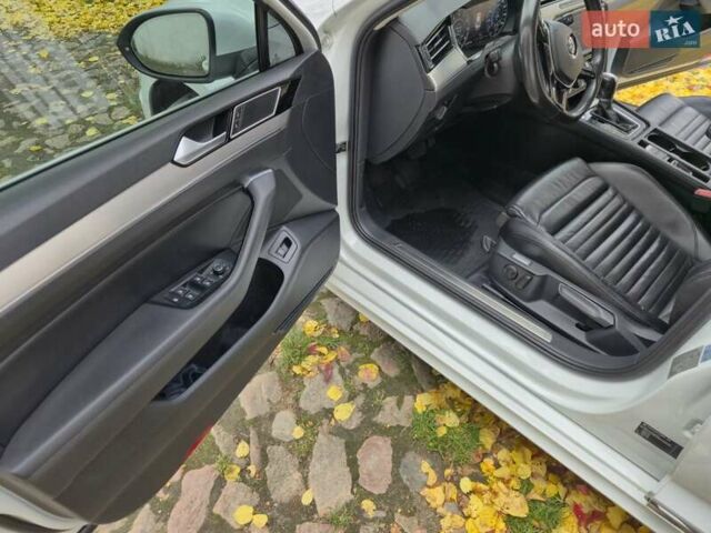 Белый Фольксваген Пассат, объемом двигателя 1.8 л и пробегом 255 тыс. км за 18200 $, фото 11 на Automoto.ua