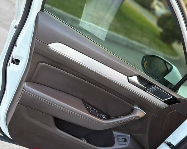 Белый Фольксваген Пассат, объемом двигателя 1.97 л и пробегом 206 тыс. км за 18000 $, фото 11 на Automoto.ua