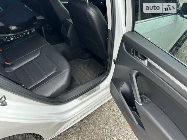 Белый Фольксваген Пассат, объемом двигателя 1.8 л и пробегом 216 тыс. км за 12500 $, фото 12 на Automoto.ua