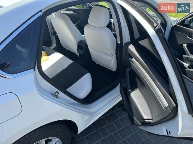 Белый Фольксваген Пассат, объемом двигателя 1.8 л и пробегом 107 тыс. км за 12100 $, фото 9 на Automoto.ua