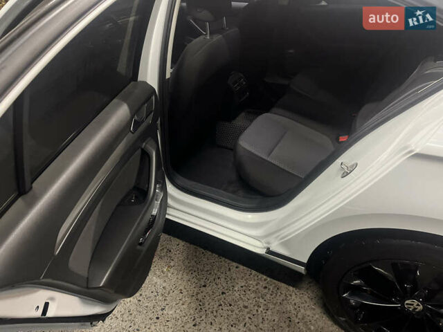 Фольксваген Пассат 2016 в Киеве на Automoto.ua Белый Фольксваген Пассат, объемом двигателя 1.97 л и пробегом 280 тыс. км за 14200 $, фото 12 на Automoto.ua