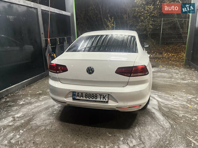 Фольксваген Пассат 2016 в Киеве на Automoto.ua Белый Фольксваген Пассат, объемом двигателя 1.97 л и пробегом 280 тыс. км за 14200 $, фото 6 на Automoto.ua
