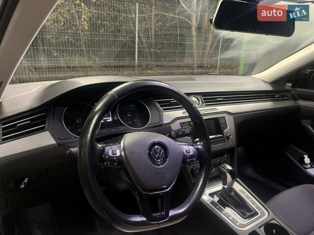 Фольксваген Пассат 2016 в Киеве на Automoto.ua Белый Фольксваген Пассат, объемом двигателя 1.97 л и пробегом 280 тыс. км за 14200 $, фото 11 на Automoto.ua