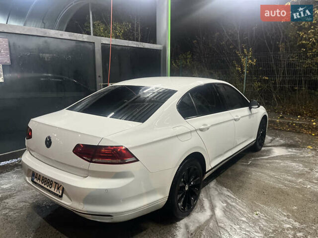 Фольксваген Пассат 2016 в Киеве на Automoto.ua Белый Фольксваген Пассат, объемом двигателя 1.97 л и пробегом 280 тыс. км за 14200 $, фото 5 на Automoto.ua