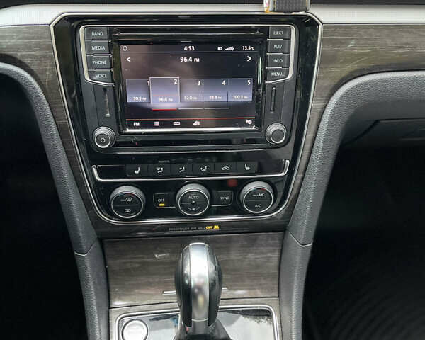 Фольксваген Пассат 2016 в Киеве на Automoto.ua Белый Фольксваген Пассат, объемом двигателя 1.8 л и пробегом 160 тыс. км за 11000 $, фото 13 на Automoto.ua