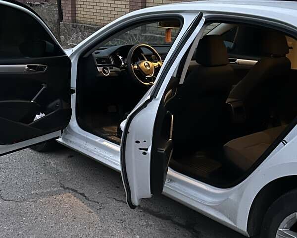 Белый Фольксваген Пассат, объемом двигателя 1.8 л и пробегом 249 тыс. км за 10200 $, фото 7 на Automoto.ua