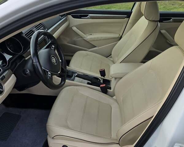 Белый Фольксваген Пассат, объемом двигателя 1.8 л и пробегом 146 тыс. км за 11300 $, фото 10 на Automoto.ua