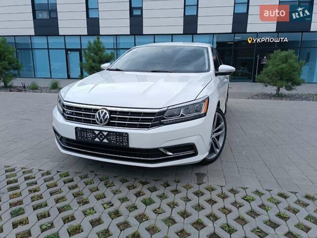 Белый Фольксваген Пассат, объемом двигателя 1.8 л и пробегом 161 тыс. км за 13499 $, фото 1 на Automoto.ua