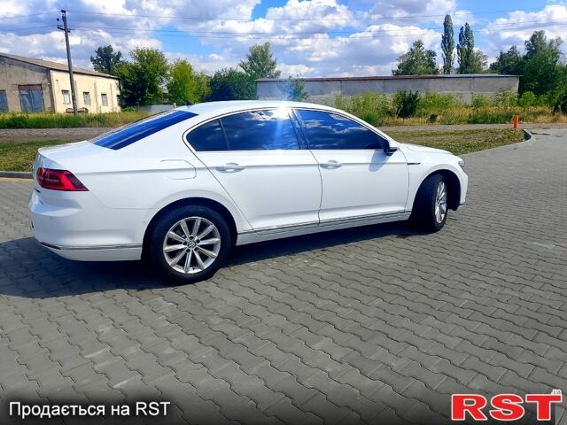 Белый Фольксваген Пассат, объемом двигателя 2 л и пробегом 301 тыс. км за 18500 $, фото 4 на Automoto.ua