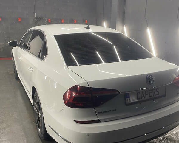 Белый Фольксваген Пассат, объемом двигателя 1.8 л и пробегом 207 тыс. км за 12500 $, фото 3 на Automoto.ua