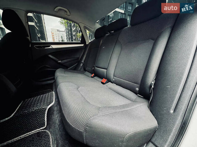 Білий Фольксваген Пассат, об'ємом двигуна 1.8 л та пробігом 214 тис. км за 11700 $, фото 25 на Automoto.ua