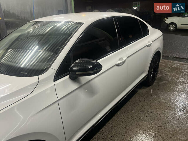 Фольксваген Пассат 2016 в Киеве на Automoto.ua Белый Фольксваген Пассат, объемом двигателя 1.97 л и пробегом 280 тыс. км за 14200 $, фото 10 на Automoto.ua