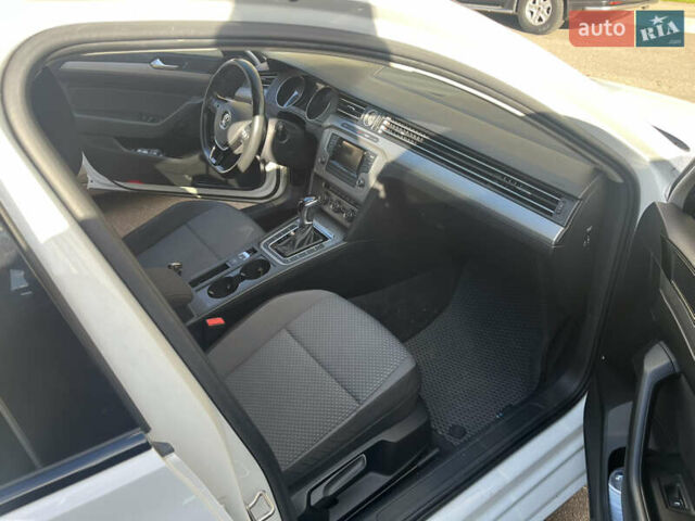 Фольксваген Пассат 2016 в Киеве на Automoto.ua Белый Фольксваген Пассат, объемом двигателя 1.97 л и пробегом 280 тыс. км за 14200 $, фото 14 на Automoto.ua