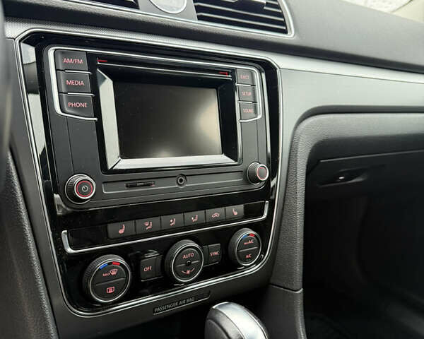 Белый Фольксваген Пассат, объемом двигателя 1.8 л и пробегом 147 тыс. км за 12399 $, фото 32 на Automoto.ua