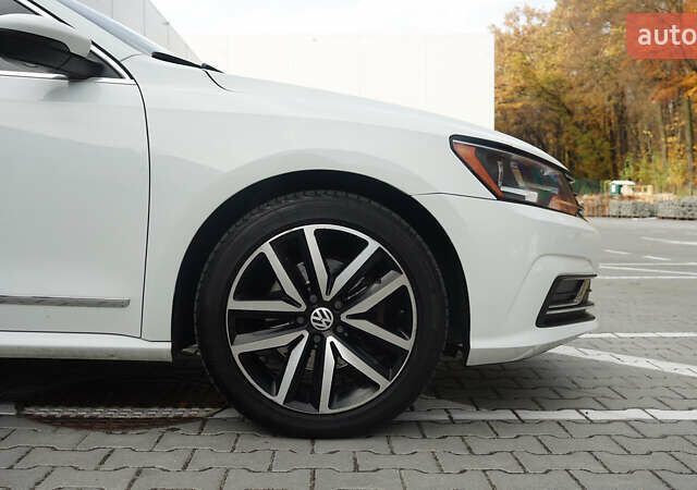 Білий Фольксваген Пассат, об'ємом двигуна 1.8 л та пробігом 204 тис. км за 12000 $, фото 26 на Automoto.ua