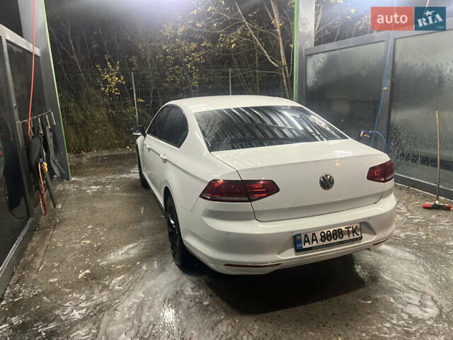 Фольксваген Пассат 2016 в Киеве на Automoto.ua Белый Фольксваген Пассат, объемом двигателя 1.97 л и пробегом 280 тыс. км за 14200 $, фото 3 на Automoto.ua