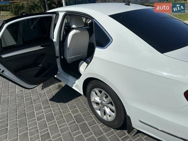 Белый Фольксваген Пассат, объемом двигателя 1.8 л и пробегом 107 тыс. км за 12100 $, фото 4 на Automoto.ua