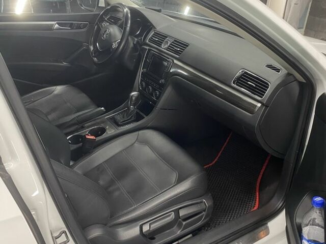 Белый Фольксваген Пассат, объемом двигателя 1.8 л и пробегом 207 тыс. км за 12500 $, фото 5 на Automoto.ua