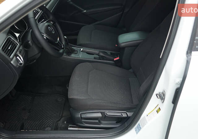 Білий Фольксваген Пассат, об'ємом двигуна 1.8 л та пробігом 204 тис. км за 12000 $, фото 19 на Automoto.ua