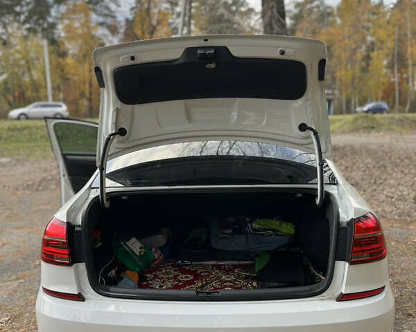 Фольксваген Пассат 2016 в Киеве на Automoto.ua Белый Фольксваген Пассат, объемом двигателя 1.8 л и пробегом 160 тыс. км за 11000 $, фото 18 на Automoto.ua