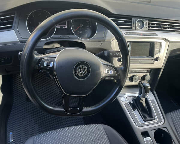 Фольксваген Пассат 2016 в Киеве на Automoto.ua Белый Фольксваген Пассат, объемом двигателя 1.97 л и пробегом 280 тыс. км за 14200 $, фото 16 на Automoto.ua