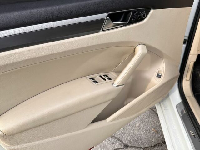 Белый Фольксваген Пассат, объемом двигателя 1.8 л и пробегом 260 тыс. км за 10000 $, фото 6 на Automoto.ua