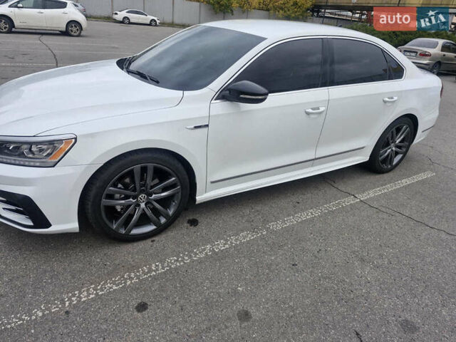 Белый Фольксваген Пассат, объемом двигателя 1.8 л и пробегом 155 тыс. км за 15000 $, фото 1 на Automoto.ua